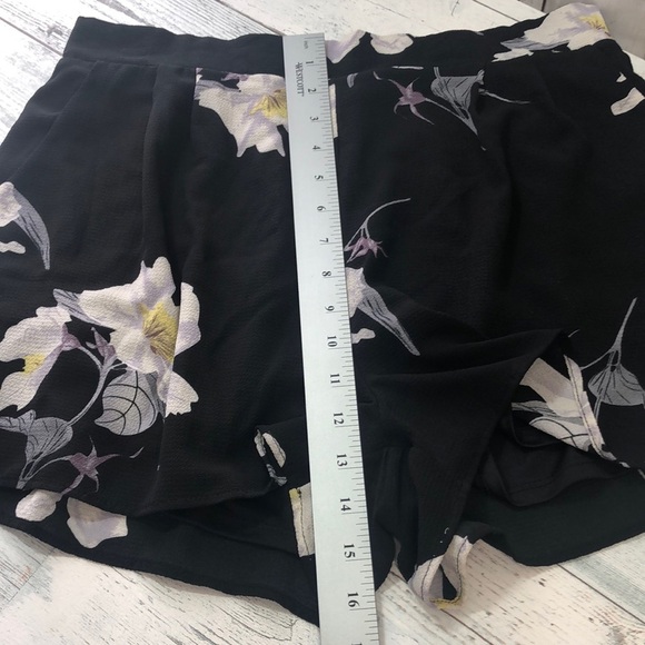 Francesca’s Collection Fiona Floral Shorts Large - Picture 5 of 10